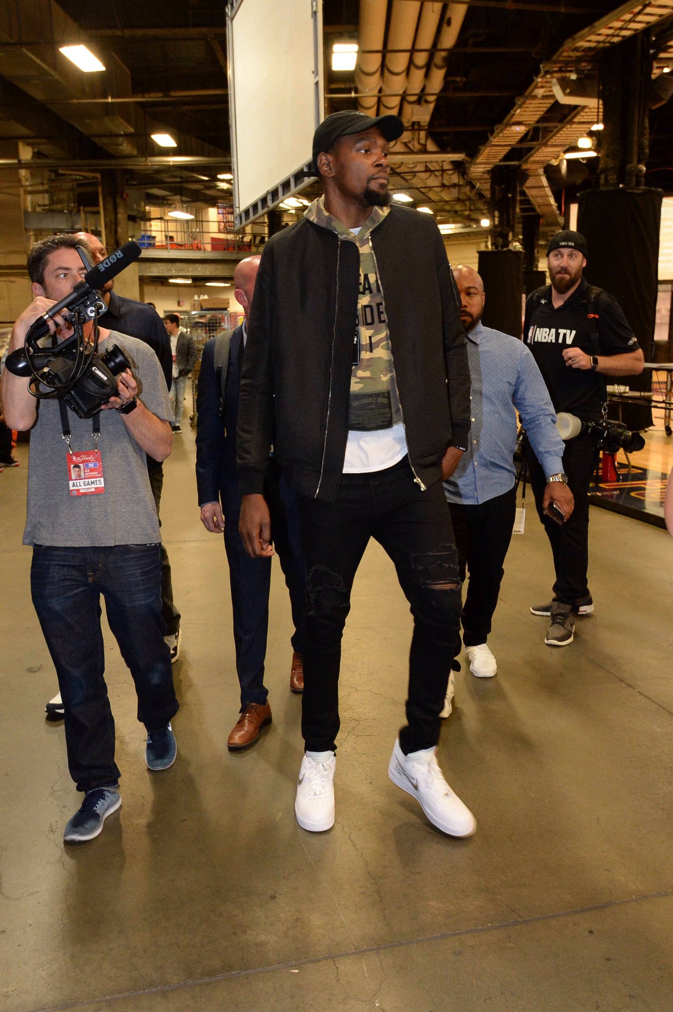 纪念碑前献 纪念碑前献