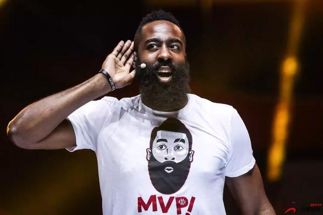 詹皇怒瞪队友引热议，连东契奇都承受不了的表情，顿巴斯更难应对？